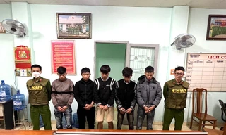 Nhóm thanh niên mang đao kiếm đi hỗn chiến 