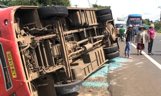 Xe khách bị lật khi tránh người qua đường, 18 người bị thương