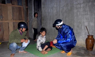 Thầy Phạm Tuấn Tùng (SN 1987, dạy môn Toán) đến nhà em Luy (lớp 7) đã bỏ học mấy ngày nay do đau chân.