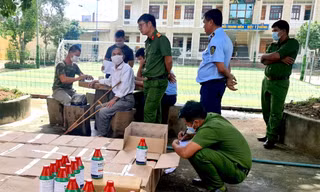 Lực lượng chức năng kiểm đếm vụ vận chuyển hơn 2.000 chai thuốc trừ cỏ