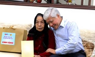 Chủ tịch Ủy ban T.Ư Mặt trận Tổ quốc Việt Nam thăm Mẹ Việt Nam anh hùng Lê Thị Thọ