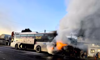 Tài xế xe khách bình tĩnh xử lý đám cháy, hàng chục người thoát nạn