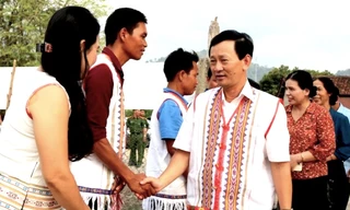 Ông Dương Văn Trang cùng đoàn công tác đến thăm người dân làng Le