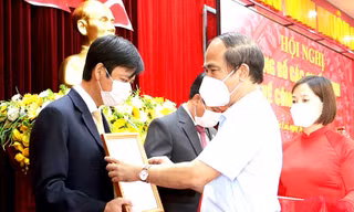 Chủ tịch UBND tỉnh Gia Lai Võ Ngọc Thành trao quyết định và tặng hoa ông Đỗ Việt Hưng