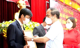 Chủ tịch UBND tỉnh Gia Lai Võ Ngọc Thành trao quyết định và tặng hoa ông Đỗ Việt Hưng