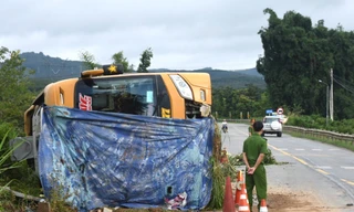 Xe khách lật sau tai nạn, 5 người thương vong