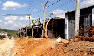 Việc thi công Quốc lộ 24 "thổi" nhà dân cao hơn so với mặt đường