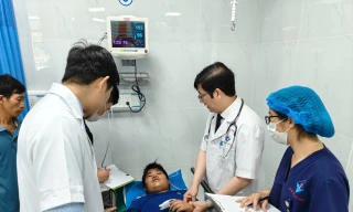 Sức khoẻ các nạn nhân vụ xe khách chở 20 học sinh lật ngửa ở Gia Lai