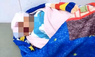 Bé trai sơ sinh bị bỏ rơi ở vườn cao su cùng bức thư của người mẹ trẻ
