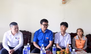 Trao học bổng cho nam sinh nghèo vượt khó vươn lên