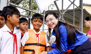 Dạy bơi miễn phí, trao học bổng cho thiếu nhi ở Gia Lai