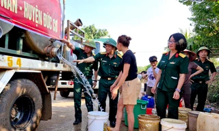 Khô hạn khắc nghiệt, bộ đội đưa nhiều xe nước ngọt đến với người dân