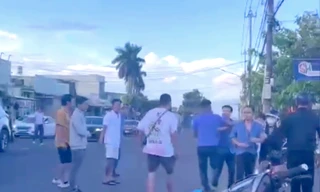 Ba người đàn ông lớn tuổi bị nhóm nhân viên nhà xe vây đánh