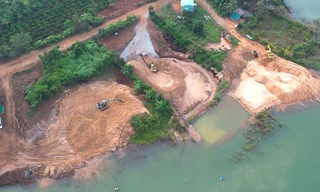 Cận cảnh 'cát tặc' lộng hành trên sông Sê San 