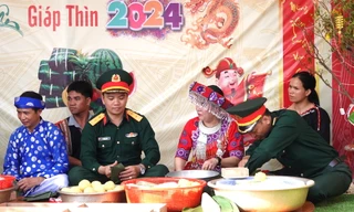 Ấm áp hình ảnh bộ đội cùng người dân vùng biên gói bánh chưng