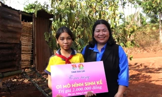 Học sinh nghèo Gia Lai xúc động nhận mô hình sinh kế