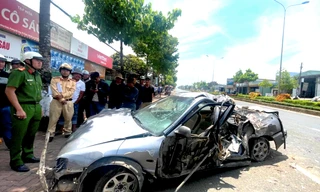 Vụ ô tô lao thẳng trụ biển báo, 2 người văng khỏi xe: 1 người tử vong