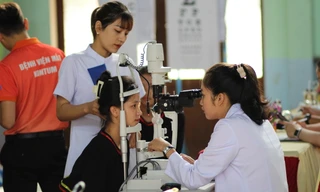 Bệnh viện Mắt Quốc tế Sài Gòn-Gia Lai tầm soát khúc xạ cho hơn 1.000 học sinh