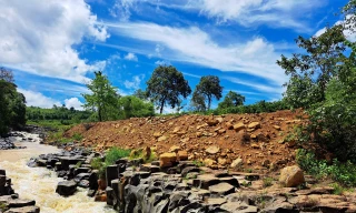 Nghe tin quy hoạch du lịch, thuê máy móc san ủi lấn vào suối đá cổ