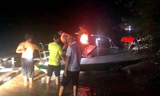 Điều ca nô vượt lũ đưa sản phụ đi sinh