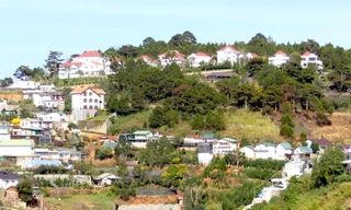 Cận cảnh thung lũng mọc đầy nhà trái phép ở Đà Lạt 