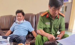 Người áo xanh, một trong ba người đánh nhóm nhà báo bị công an mời làm việc. Ảnh: Công an cung cấp