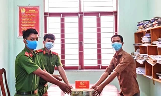 Hai chiến sĩ trao trả 505 triệu đồng cho anh Đô