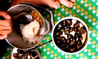 Rưng rưng bữa cơm trưa của học sinh miền núi Kon Tum