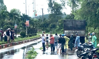 Tông vào đuôi xe tải đỗ bên đường, hai vợ chồng tử vong