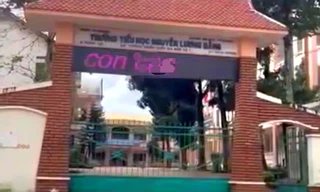 Truy tìm hacker ghi dòng chữ phản cảm trên bảng điện tử trước cổng trường