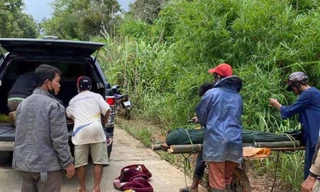 Người dân đưa thi thể anh Chop ra khỏi rừng