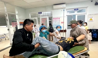 Nữ sinh nguy cơ mù vĩnh viễn do pháo hoa bắn vào mắt