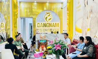 Công an kiểm tra thẩm mỹ viện căng da mặt cho khách ở gần phòng bếp