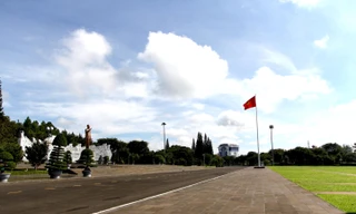 Quảng trường Đại Đoàn Kết (TP. Pleiku) không bóng người, dù trước đó mỗi sáng hàng nghìn người tới đây tập thể dục