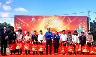 Bí thư T.Ư Đoàn tặng quà cho công nhân, lao động vùng biên Gia Lai
