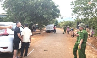 Người đàn ông bị ‘bắt cóc’ lên ô tô đưa đi ký giấy nợ mua bán thiên thạch