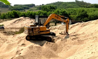 Người đàn ông bị phạt 175 triệu đồng và tịch thu hơn 1.000 mét khối cát