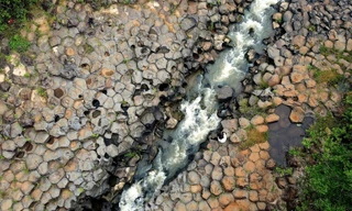 Từ trên cao nhìn xuống những viên đá lục lăng như được "Mẹ" thiên nhiên sắp xếp hoàn hảo như tổ ong khổng lồ