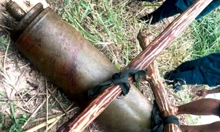 Phát hiện quả bom 'khủng' ở bờ suối còn nguyên kíp nổ