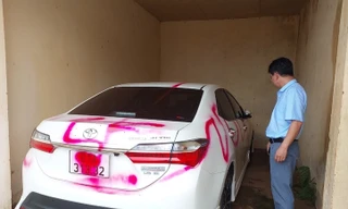 Truy tìm nhóm người bịt mặt xịt sơn ô tô của giám đốc trung tâm cây trồng