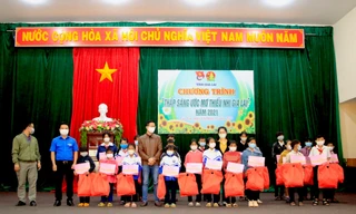 Các em học sinh khó khăn nhận quà từ chương trình
