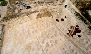 Choáng với hiện trường quả đồi bị khai thác đất trái phép, cách trụ sở UBND xã chỉ 1km