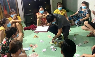 Nữ trưởng phòng công ty bảo hiểm đánh bạc với 9 phụ nữ