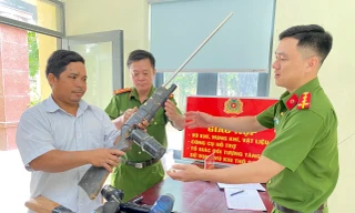 Bà con Tây Nguyên giao nộp hàng nghìn khẩu súng tự chế cho công an 