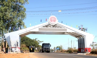 Vụ cổng chào Kon Tum: ‘Lơ’ để vi phạm tồn tại?