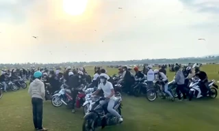 Hàng chục thanh niên tụ tập đua xe, chạy tán loạn khi thấy công an