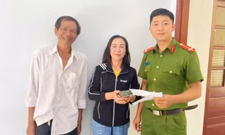 Mừng rỡ nhận lại 107 triệu đồng bỏ nhầm vào cốp xe người khác