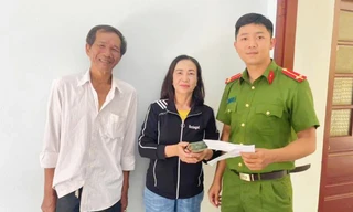 Mừng rỡ nhận lại 107 triệu đồng bỏ nhầm vào cốp xe người khác