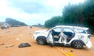 Va chạm kinh hoàng giữa xe tải và ô tô con, 4 người thương vong