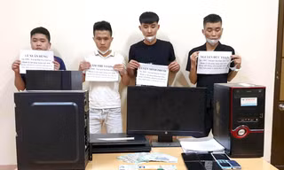 Các đối tượng Toàn, Phước, Vương, Hùng (từ phải qua)